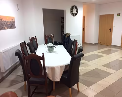 Jadalnia w prywatnym domu opieki dla seniorów.